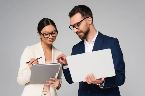 Asiatisk Affärskvinna Med Mapp Nära Affärspartner Som Håller Laptop Och — Stockfoto