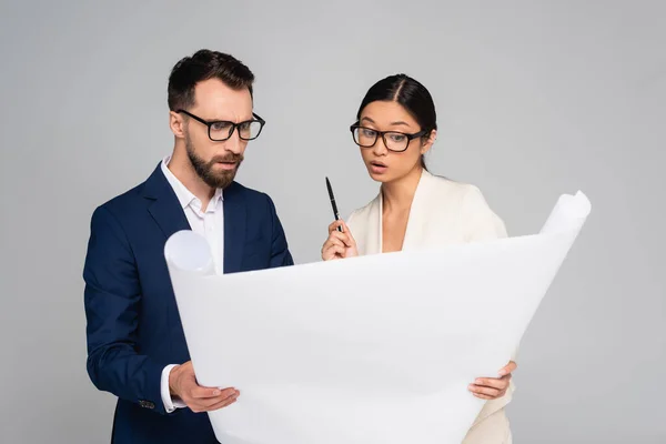 Couple Interracial Réfléchi Partenaires Affaires Dans Des Lunettes Vue Regardant — Photo