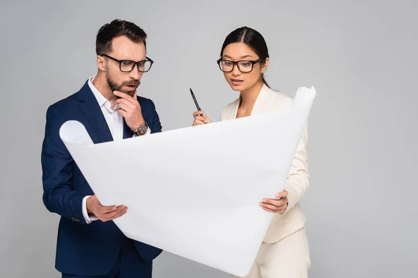 Socios Comerciales Interracial Reflexivo Mirando Pancarta Blanca Aislada Gris —  Fotos de Stock