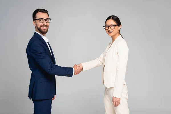 Couple Interracial Business Partners Shaking Hands While Looking Camera Isolated — Stock Photo, Image