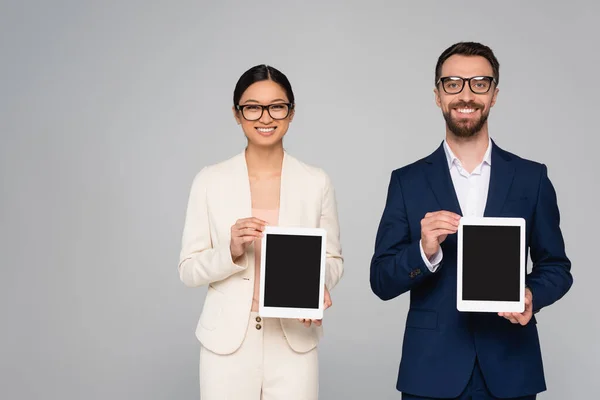 Pareja Interracial Socios Comerciales Gafas Que Muestran Tabletas Digitales Con — Foto de Stock