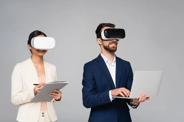 Mujer Negocios Sosteniendo Carpeta Pluma Mientras Usa Auriculares Junto Con — Foto de Stock