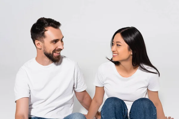 Young Interracial Couple White Shirts Looking Each Other While Sitting — Stock Photo, Image