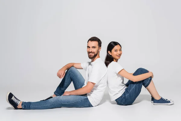 Jonge Aziatische Vrouw Bebaarde Man Witte Shirts Jeans Zitten Wit — Stockfoto