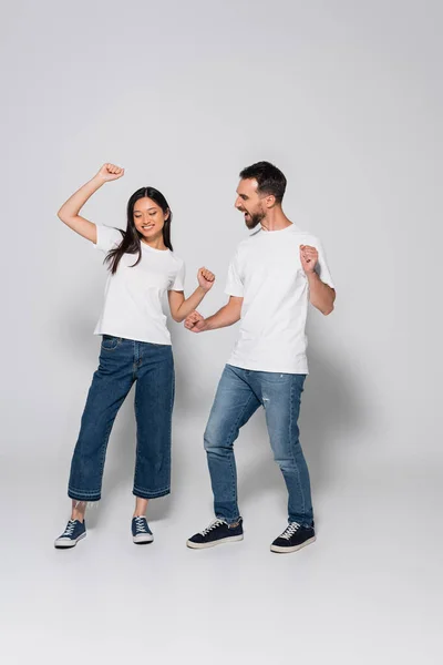 Visão Comprimento Total Casal Interracial Dançando Jeans Camisetas Brancas Gumshoes — Fotografia de Stock