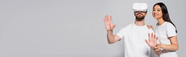 Imagen Horizontal Morena Mujer Asiática Tocando Novio Gesto Auriculares Gris — Foto de Stock