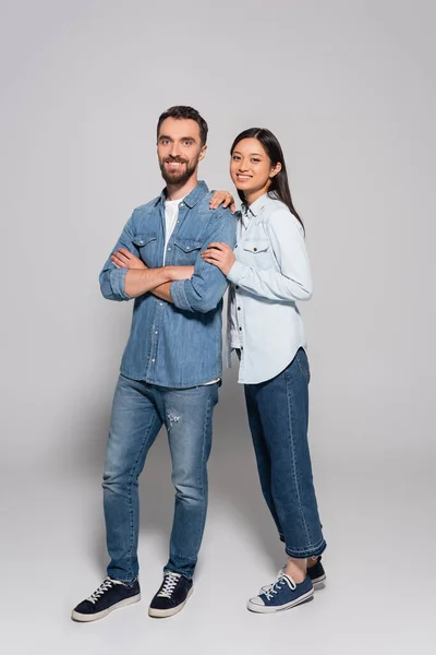 Vista Completa Pareja Interracial Jeans Camisas Mezclilla Zapatos Goma Mirando — Foto de Stock