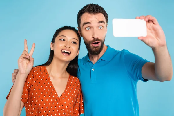 Barbă Bărbat Grimacing Gura Deschisă Timp Selfie Femeie Asiatică Care — Fotografie, imagine de stoc