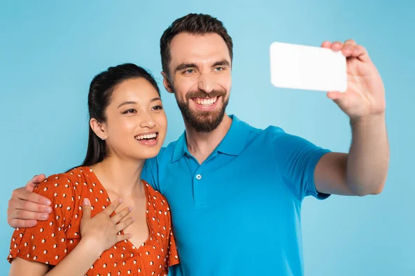 Heyecanlı Asyalı Kadın Kırmızı Bluzuyla Göğsüne Dokunurken Erkek Arkadaşı Mavi — Stok fotoğraf