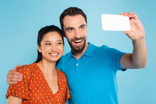 Bearded Man Polo Shirt Taking Selfie Smartphone Asian Woman Red — Stock Photo, Image