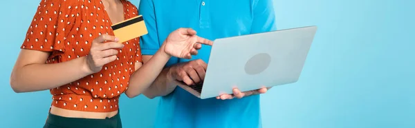 빨간색 블라우스를 여성의 부분적 카드를 파란색 이미지를 남성의 손가락으로 노트북을 — 스톡 사진