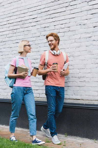 Rousse Étudiant Lunettes Tenant Tasse Papier Tablette Numérique Tout Regardant — Photo