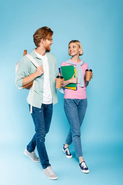 Junge Studenten Mit Kaffee Beim Gehen Auf Blau — Stockfoto
