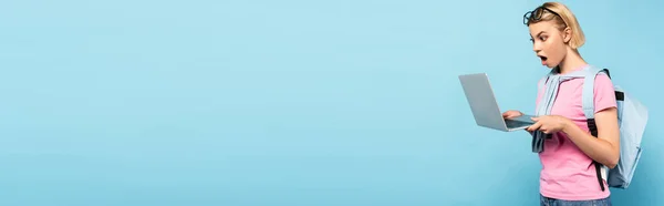 Горизонтальний Урожай Шокованого Студента Рюкзаком Допомогою Ноутбука Синьому — стокове фото