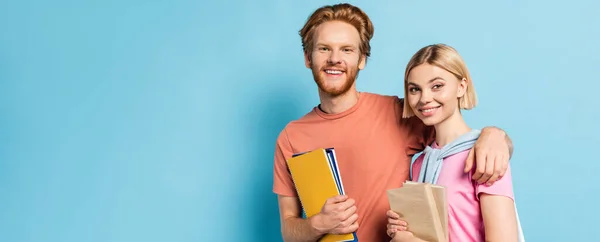 Plano Panorámico Del Hombre Barbudo Sosteniendo Cuadernos Abrazando Estudiante Rubio —  Fotos de Stock