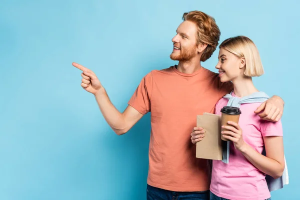 Barbudo Hombre Apuntando Con Dedo Cerca Rubia Estudiante Con Libro — Foto de Stock