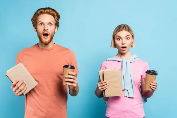 Geschokte Jonge Studenten Met Boeken Papieren Bekers Blauw — Stockfoto