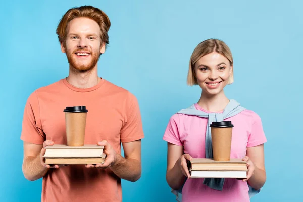 Junge Studenten Mit Büchern Und Pappbechern Auf Blau — Stockfoto