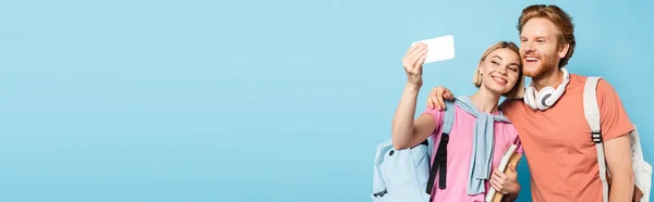 Cultivo Panorámico Estudiantes Con Mochilas Tomando Selfie Azul —  Fotos de Stock