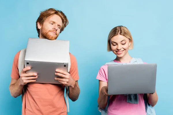 Junge Blonde Und Rothaarige Studenten Mit Laptops Auf Blau — Stockfoto