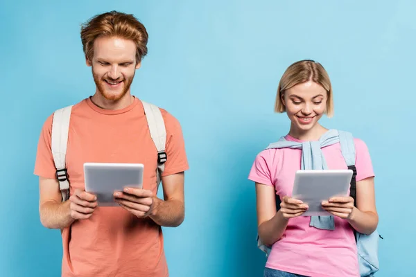 Jóvenes Estudiantes Mirando Tabletas Digitales Azul —  Fotos de Stock