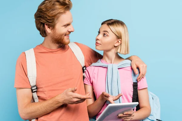 Jeunes Étudiants Regardant Tout Pointant Doigt Tablette Numérique Sur Bleu — Photo