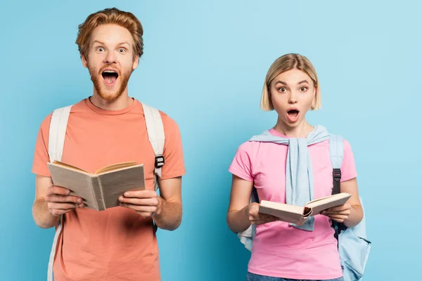 Jóvenes Impactados Estudiantes Con Boca Abierta Sosteniendo Libros Azul — Foto de Stock