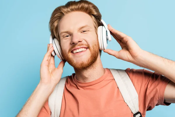 Estudante Barbudo Ruiva Tocando Fones Ouvido Sem Fio Azul — Fotografia de Stock