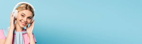 Panoramisch Gewas Van Blonde Vrouw Luisteren Muziek Draadloze Hoofdtelefoon Blauw — Stockfoto