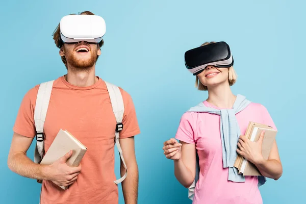 Молоді Студенти Гарнітурах Віртуальної Реальності Тримають Книги Синьому — стокове фото