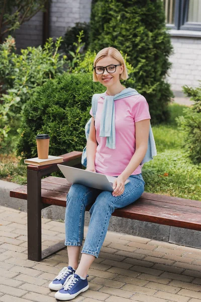 Blond Student Bril Met Behulp Van Laptop Buurt Boek Papier — Stockfoto