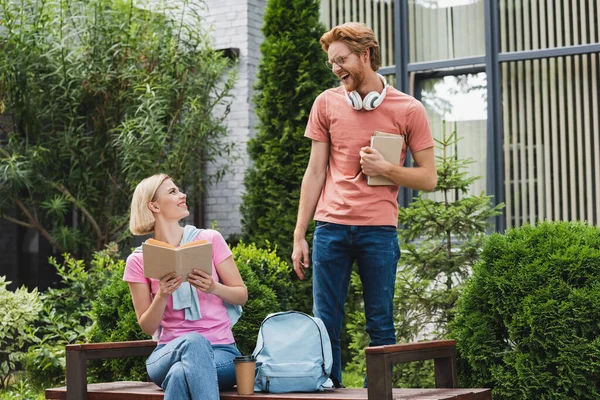 Redhead Blonde Students Books Looking Each Other — Stock Photo, Image