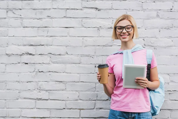 Blonde Studentin Mit Digitalem Tablet Und Coffee Stehen — Stockfoto