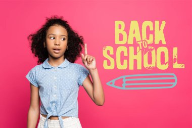 Kıvırcık Afrikalı Amerikalı çocuk fikir jesti yapıyor. Okula geri dönüp pembe harflerle.