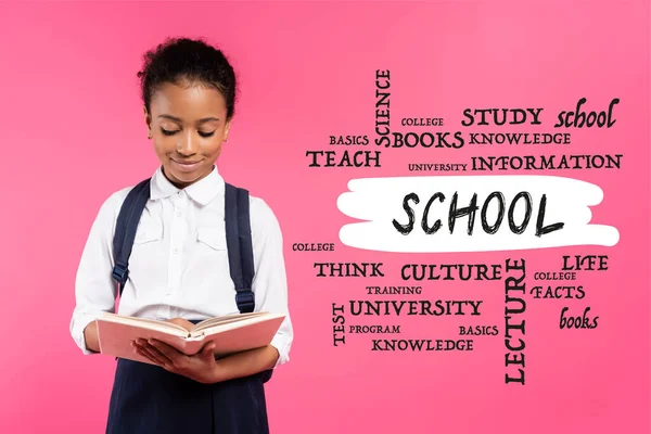 Afro Amerikai Iskolás Lány Olvasás Könyv Közelében Iskolai Betűk Rózsaszín — Stock Fotó