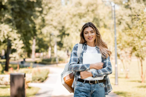 Mulher Camisa Xadrez Segurando Laptop Olhando Para Câmera Parque — Fotografia de Stock