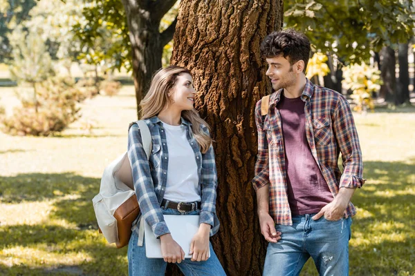 Hombre Pie Con Mano Bolsillo Mirando Mujer Con Portátil —  Fotos de Stock