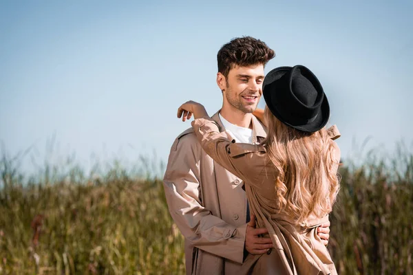 Vista Trasera Mujer Rubia Sombrero Abrazando Hombre Gabardina — Foto de Stock