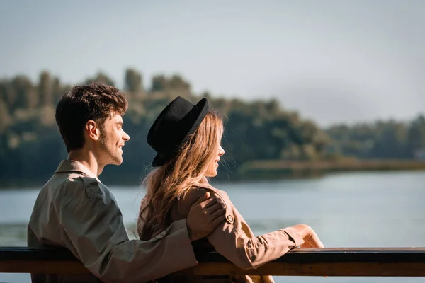 Blond Kvinna Hatt Och Man Tittar Bort Utanför — Stockfoto