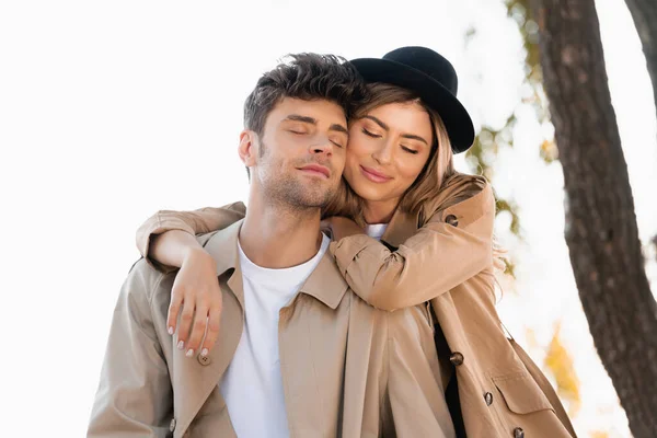 Blonde Woman Black Hat Hugging Man Closed Eyes — Stock Photo, Image