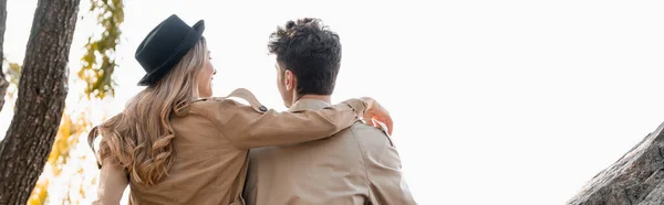 Blonde Woman Hat Hugging Man Trench Coat Panoramic Shot — Stock Photo, Image