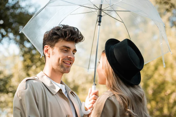 Muž Stojící Pod Deštníkem Dívající Blondýnu Klobouku Podzimním Parku — Stock fotografie