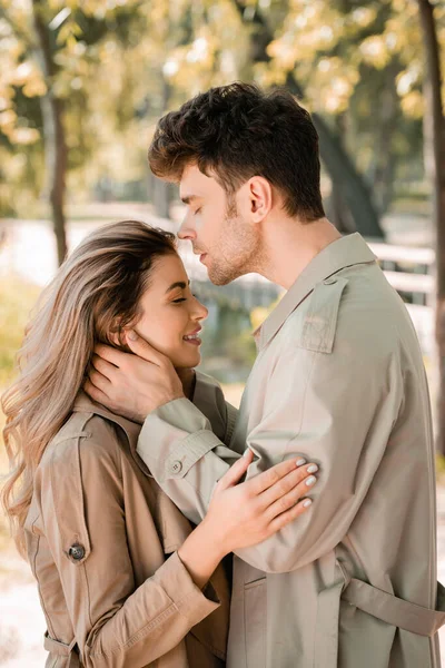 Profilo Dell Uomo Che Tocca Capelli Della Donna Con Gli — Foto Stock