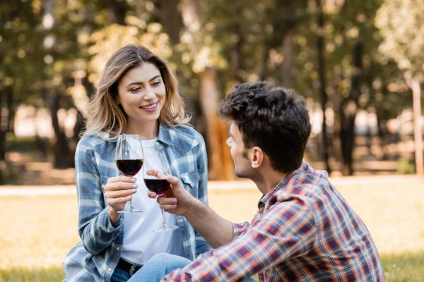 Man Vrouw Met Een Bril Met Rode Wijn Het Park — Stockfoto