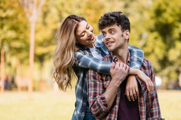 Mujer Abrazando Hombre Camisa Cuadros Parque —  Fotos de Stock