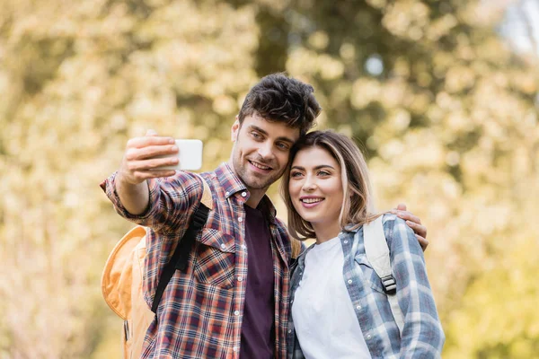 Bărbat Femeie Veselă Care Fac Selfie Parcul Toamnă — Fotografie, imagine de stoc