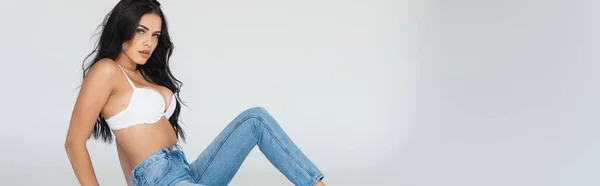 Panoramisch Gewas Van Sexy Brunette Vrouw Jeans Beha Geïsoleerd Grijs — Stockfoto