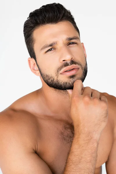 Hemdloser Und Bärtiger Mann Berührt Gesicht Isoliert Auf Weiß — Stockfoto