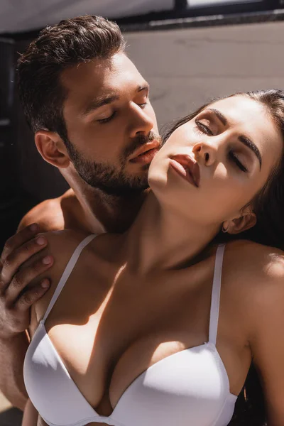 Homem Sem Camisa Tocando Jovem Mulher Sexy Com Olhos Fechados — Fotografia de Stock