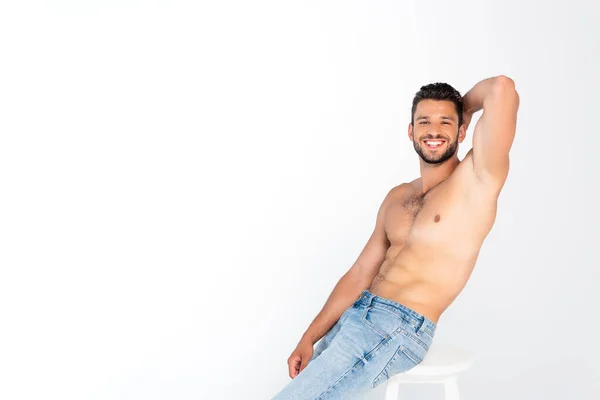 Sexy Musculoso Hombre Sentado Silla Mirando Cámara Aislada Blanco —  Fotos de Stock